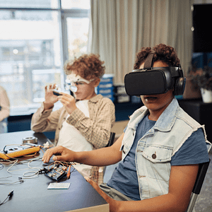 vr w edukacji, dzieci siedza w goglach vr