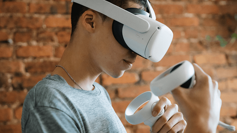 szkolenia immersyjne, meżczyzna w goglach vr trzymający kontrolery